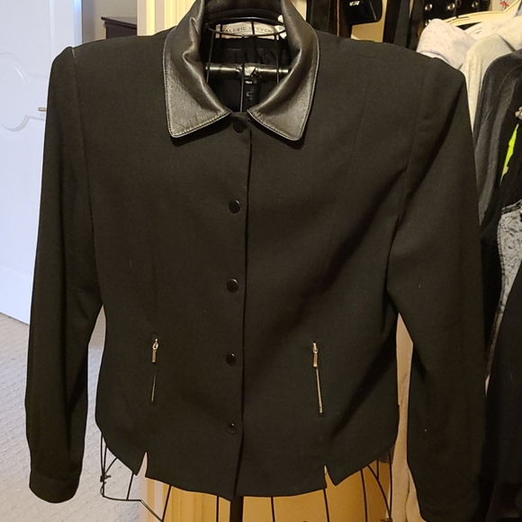 Black blazer jacket with snap closure - Picture 1 of 7